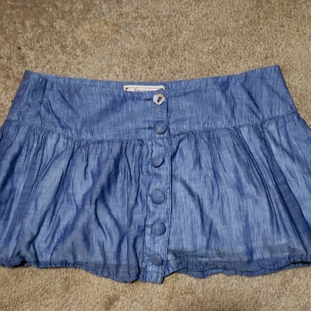 Woven lightweight skirt with buttons
